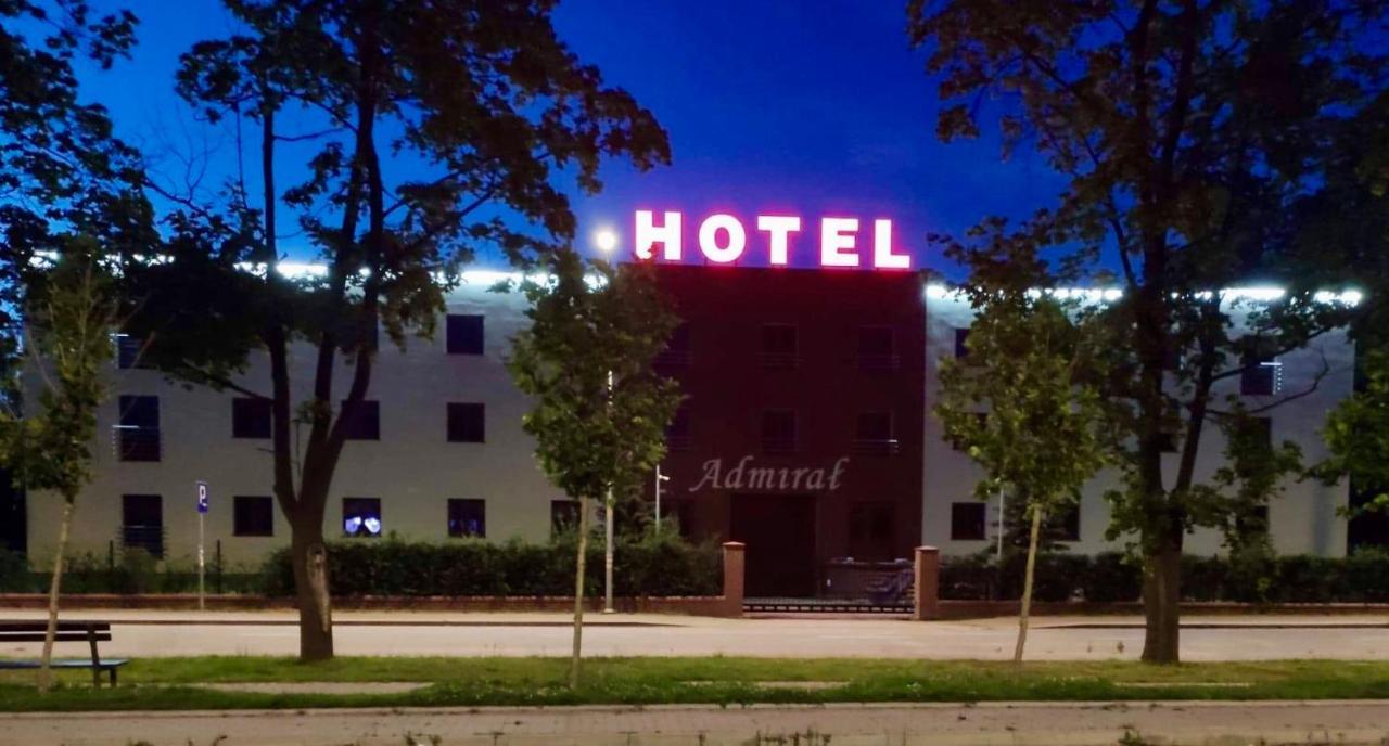 Hotel I Restauracja Admiral 莱格尼察 外观 照片